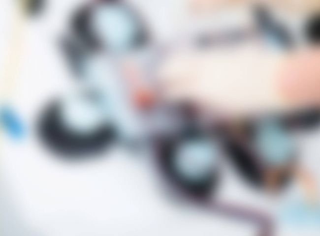 2 Hände bedienen ein Medizinisches Gerät zur Blutreinigung